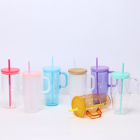 Produits en gros : Gobelet en verre personnalisé 600 ml avec paroi épaissie, design classique, poignée, couvercle et paille pour les voyages en voiture