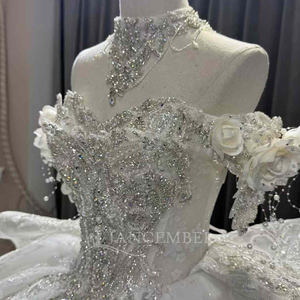 Vestido de Novia de Gala Moderno y Lujoso con Escote Corazón, Corpiño con Cuentas, Apliques Florales 3D, Cola Capilla y Largo hasta el Suelo - Product Image 4