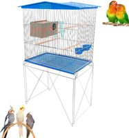 Cage à oiseaux en forme de maison avec toit bleu, nichoir en bois, support trépied en métal, plusieurs perchoirs en bois et mangeoires