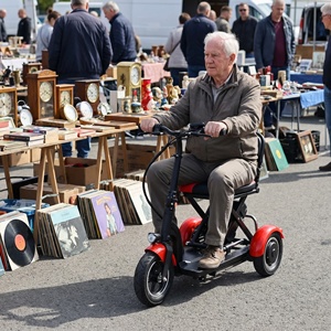 Trottinette électrique auto-équilibrante abordable et économique avec tableau de bord clair pour les visites des marchés aux puces du week-end - Product Image 6
