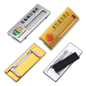بيع بالجملة من المصنع مباشرة لوحة شارة اسم شعار معدني مشهور مع دبوس ومغناطيس - Product Image 1