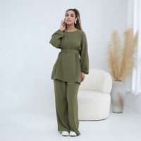 Ensemble coordonné deux pièces décontracté en tissu crêpe texturé polyester pour femme musulmane, avec haut à manches longues bouffantes et pantalon large, idéal pour le quotidien.