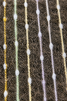 Tissu tricoté 100 % polyester résistant à l'abrasion avec broderie personnalisée, points métalliques et rayures verticales perlées sur toute la surface