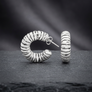 Pendientes de botón minimalistas de lujo en forma de C, de plata de ley 925, con diseño acanalado [6g Diámetro] 6.0 mm] - Product Image 3