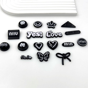 Ornements en résine plastique noir et blanc pour coques de téléphone DIY, pinces à cheveux, fournitures d'artisanat, printemps 2024 - Product Image 1
