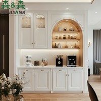 Buffet de style transitionnel moderne avec portes en verre cintrées, étagère en bois, niche et crédence en pierre blanche