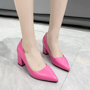 Vente en gros usine Escarpins pour femmes à bout pointu, talon carré, en cuir verni coloré, pour le bureau, les soirées et les occasions habillées - Product Image 4