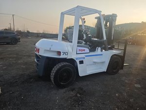 Montacargas de GLP TCM FD70Z-7 de 7 Toneladas con Mástil de Tres Etapas, Neumáticos Neumáticos, Operación con Asiento, Uso en Interiores - Product Image 3