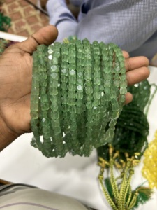 Collier en pierre taillée de fraise d'approvisionnement direct d'usine avec des perles de luxe de crêpe personnalisées pour l'exportation mondiale - Product Image 5