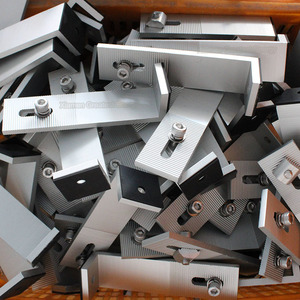 PV Năng Lượng Mặt Trời Bảng Điều Khiển Kim Loại Mái Gắn Hệ Thống Nhôm Tin Mái Móc Tôi Chân Khung Làm Thép Không Gỉ Mái Gắn Đường Ray - Product Image 1