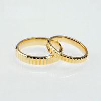 Vente en gros d'alliances de couple en acier inoxydable plaqué or 18 carats, bord cannelé, alliance de mariage pour lui et pour elle