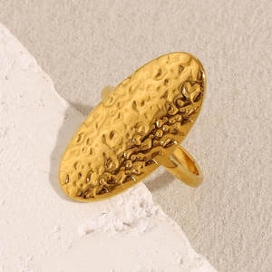 Europeo americano unico motivo <span class=keywords><strong>martellato</strong></span> in acciaio inossidabile placcato oro 18K moda anelli ovale viso O Design per - Product Image 1