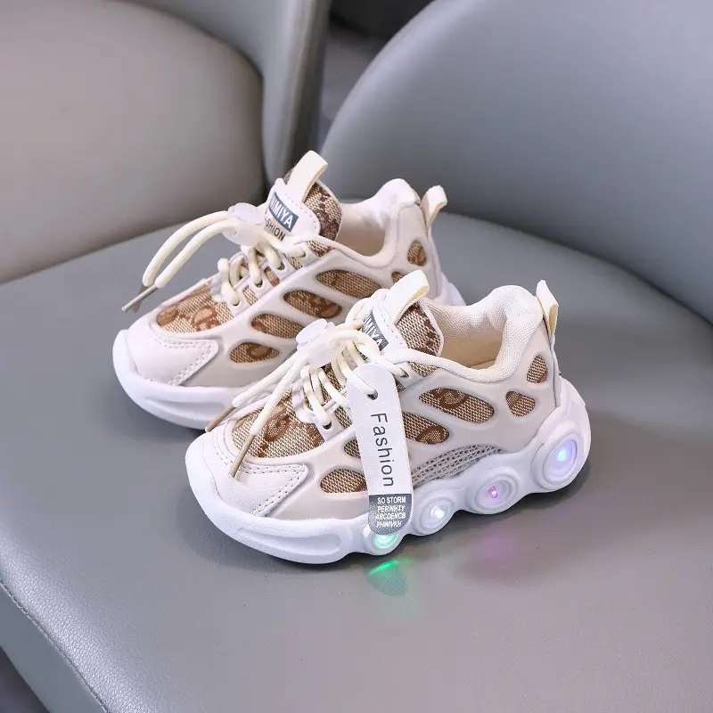 2024 Sapatilhas casuais na moda para crianças de 1 a 6 anos LED Light Shoes com malha respirável e design luminoso de fita