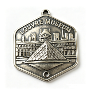 Épinglette Souvenir Musée du Louvre en Alliage de Zinc Plaqué Argent, Forme Irrégulière, Motif Pyramidal en Relief, Confection Façonnée par Estampage - Product Image 2