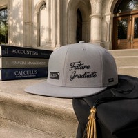 Casquette Snapback Formelle en Sergé avec Patch Tissé Personnalisé, Lettre 'Common Future Graduate' Est 2026, Gris Pierre, 6 Panneaux, en Toile de Coton, Visière Plate