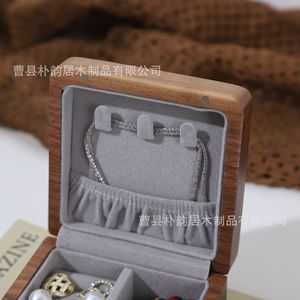 Mini boîte à bijoux en noyer, en bois massif, rectangulaire, portable, pour le rangement de boucles d'oreilles, clous et colliers - Product Image 4