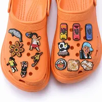 Aangepaste sport cartoon schoenbedels, dieren voetbal PVC klompdecoraties, rubberen slipper accessoires bedels voor schoenen groothandel