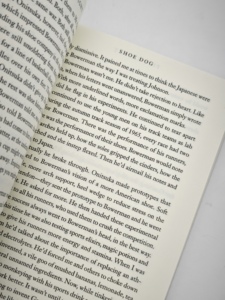 Impression de livres sur le thème des chiens et des chaussures - Product Image 5