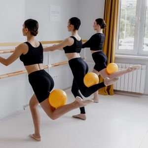 Ballon <span class=keywords><strong>de</strong></span> yoga pour la <span class=keywords><strong>grossesse</strong></span>, facilitant et assurant des exercices plus sûrs. Matériel <span class=keywords><strong>de</strong></span> maternité en PVC <span class=keywords><strong>de</strong></span> qualité 65 cm, offrant une tranquillité d'esprit. - Product Image 5