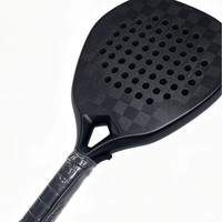 Raquette de padel en fibre de carbone mate à motif damier avec design creux pour l'absorption des chocs, taille de grip G2, sans logo, options personnalisables