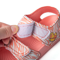 Nouvelles sandales d'été imperméables pour enfants, motif petit canard jaune, antidérapantes avec fermeture Velcro, lumineuses dans le noir