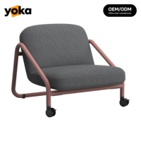 Fauteuil de relaxation moderne à roulettes avec base en acier et assise moelleuse, chaise mobile pour espaces publics et décoration de salon