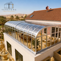 Véranda en aluminium rétractable avec toit coulissant, imperméable et dotée de grands panneaux de verre pour piscines