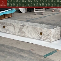 Console TV GOLDKING pour salon en marbre blanc veiné gris avec poignées rondes en laiton, assemblage complet en marbre taillé OEM