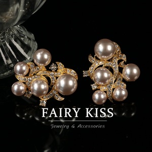 Boucles d'oreilles vintage, en alliage de perles, plaquées or véritable, serties de diamants et à motif ajouré - Product Image 4