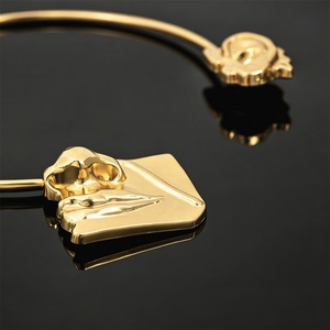 Anillo de cuello con brazalete de metal dorado, hebilla con perla y conector decorativo de doble disco - Product Image 4