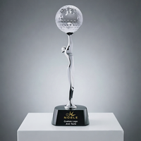 Trofeo de Golf Femenino de Alta Calidad con Figura de Dama Plateada Sosteniendo una Pelota de Golf de Cristal, Personalizable con Logotipo, Ideal para un 'Hole in One'