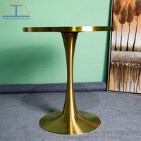 Ensemble de table d'intérieur de restaurant de style de luxe en pierre frittée dorée