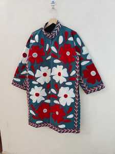 Chaqueta Suzani Bordada a Mano, Abrigo Largo Floral Rojo y Blanco, Estilo Boho Chic, Prenda Artesanal, Chaqueta de Estilo Festivo - Product Image 5