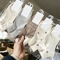 Vente en gros de chaussettes de cheville pour femmes en coton, mignonnes, respirantes, brodées, décontractées, fines, en jacquard, avec un design personnalisé