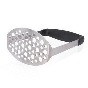 Presse à purée ergonomique en métal écologique avec poignée en silicone pour patates douces et légumes racines - Product Image 4