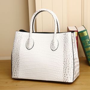 Borsa a tracolla da donna in vera pelle di prima qualità con motivo a ventre di coccodrillo, chiusura grande con zip - Product Image 3
