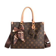 Mochila de Diseño de Último Modelo, Personalizada de Alta Gama, Poliéster de Lujo con Botón Sólido, Portátil y Elegante - Product Image 1