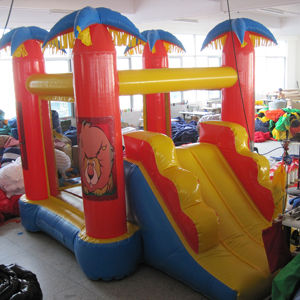 Castillo Inflable con Palmeras para Alquiler para Fiestas - Product Image 1