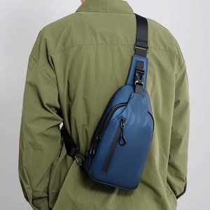 Sac bandoulière unisexe bleu marine en polyester imperméable avec fermeture éclair 17x7x31 cm, style sport toutes saisons, usage quotidien - Product Image 4
