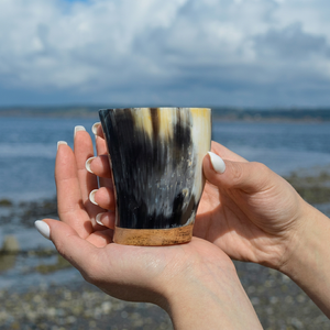 Taza de Corno de Buey Vikinga Hecha a Mano, Taza de Corno Natural Premium, Vajilla de Inspiración Medieval para Reenactaciones Históricas - Product Image 1