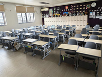 Vente en gros XIANGJU Nouveau design Bureau et chaise confortables pour la pause déjeuner en classe avec panier de rangement