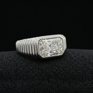 Bague de mariée contemporaine en platine et diamants pour femme, design minimaliste sophistiqué, bijoux de luxe et accessoire de mode - Product Image 3