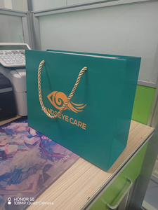 ออกแบบโลโก้ตามสั่ง ถุงของขวัญสุดหรูสำหรับเสื้อผ้า บรรจุภัณฑ์กระดาษแข็งสีขาว หูหิ้วริบบิ้น สีตามสั่ง - Product Image 3