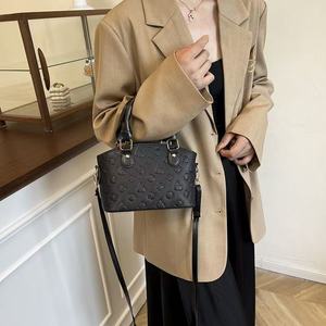 Sacs pour femmes à la mode: imprimés classiques et motifs bicolores se combinent pour créer un look tendance - Product Image 5