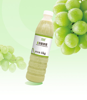 Versgeperst groene druivensap, zoet en verfrissend in een cake shop, koffieshop, drankenwinkel, groene druivensap puree.