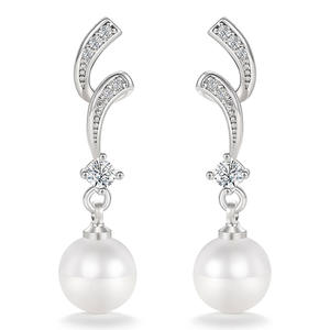 Elegantes Pendientes de Plata 925 Chapados en Oro Blanco con Perla Sintética Redonda AAA y Detalles de Diamantes para Mujer, Estilo Clásico de Boda - Product Image 1