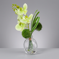 Vente en gros d'orchidées et de marguerites artificielles blanches de 28 cm dans un vase en verre avec de l'eau artificielle pour la décoration de la maison, du bureau ou d'une table de mariage