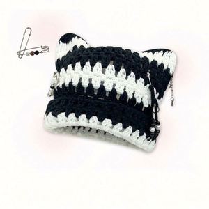 Chapeau carré punk tricoté unisexe fait main, multicolore en acrylique, idéal pour les voyages - Vente en gros - Product Image 3