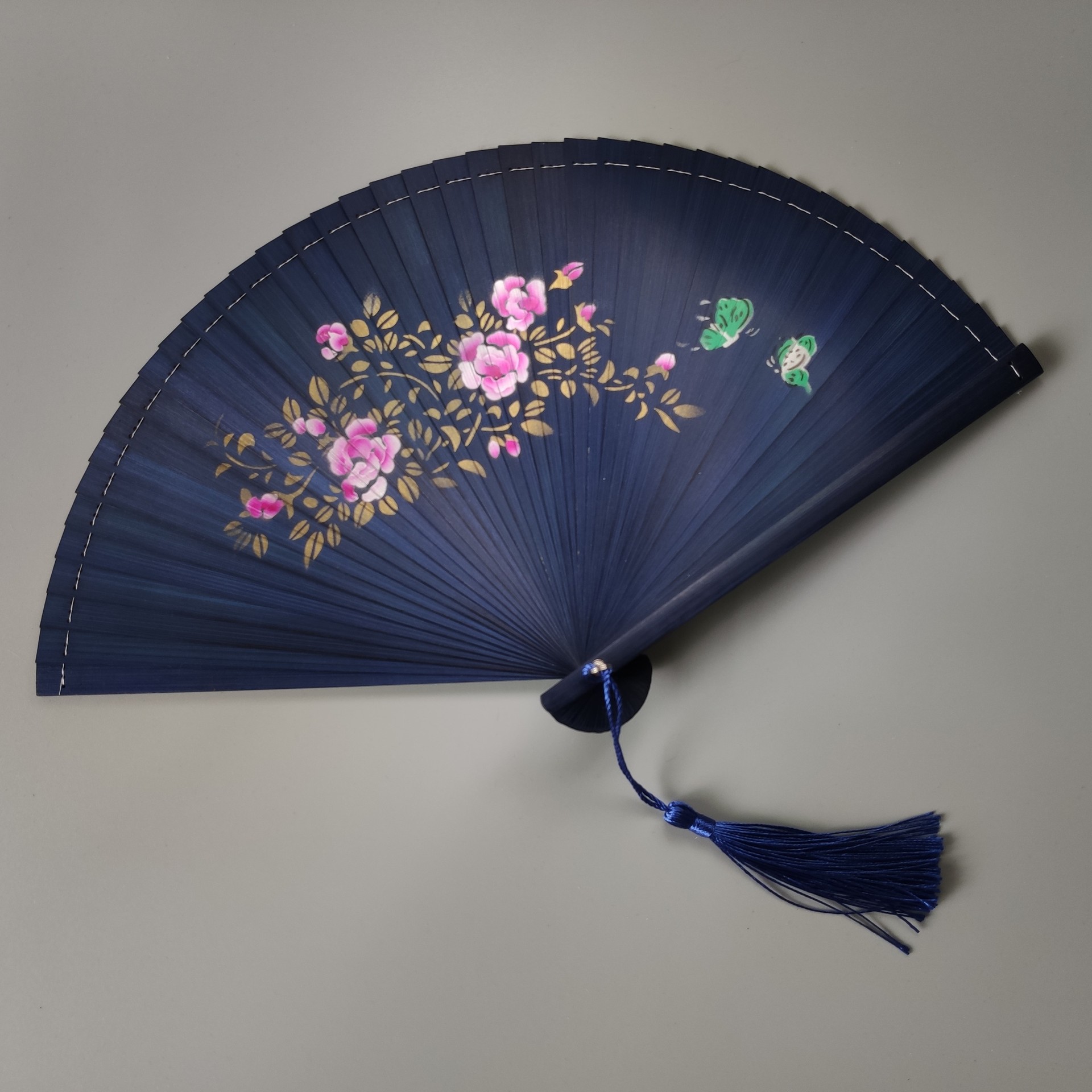 Beaucoup de fleurs et papillons flottants - tige bleue