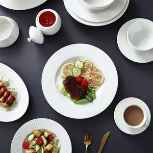 थोक सफेद चीनी मिट्टी के बर्तन सेट गोल उभरा हुआ टेबल व्यंजन रेस्तरां डेको सिरेमिक डिनर प्लेट सेट